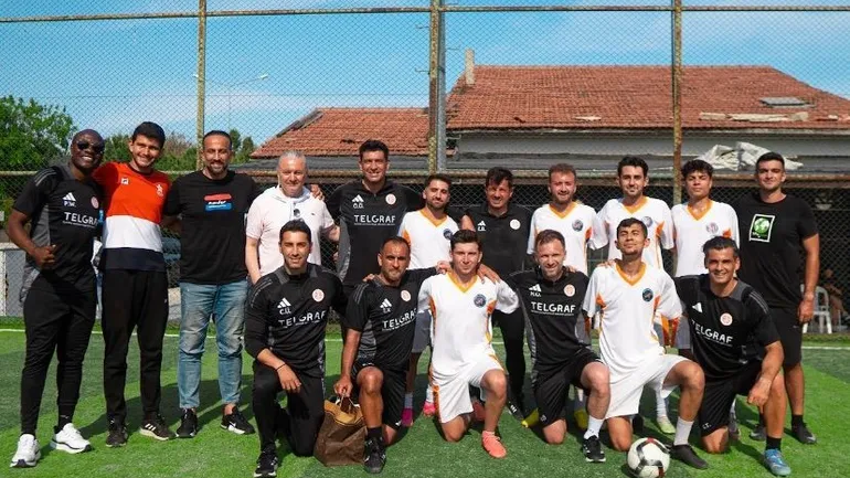 Emre Belözoğlu'ndan halı saha sürprizi