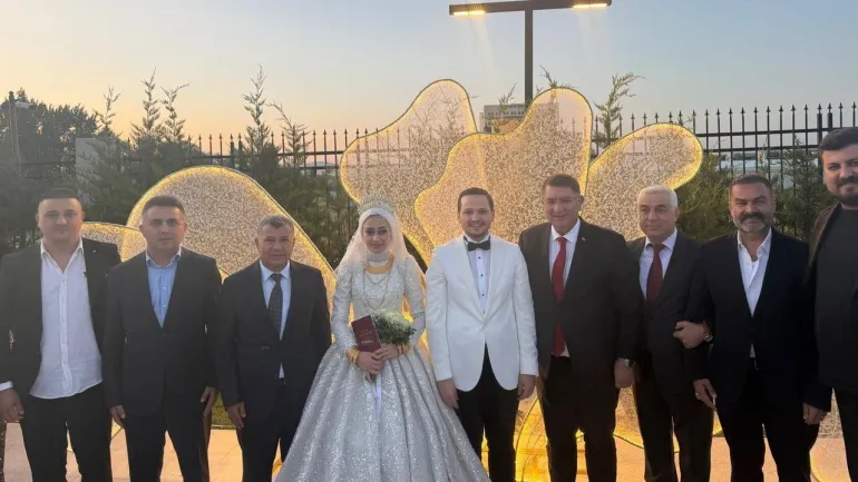 Haciz gönderen kurum müdürünün düğününe gittiler!