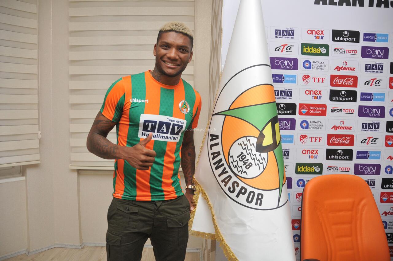 Junior Fernandes İmzayı Attı