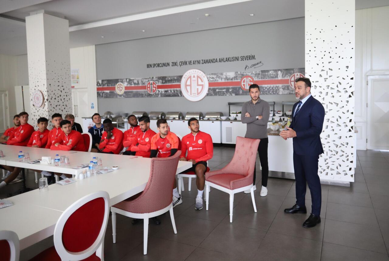 Yeni Başkan Sabri Gülel futbolcularla bir araya geldi