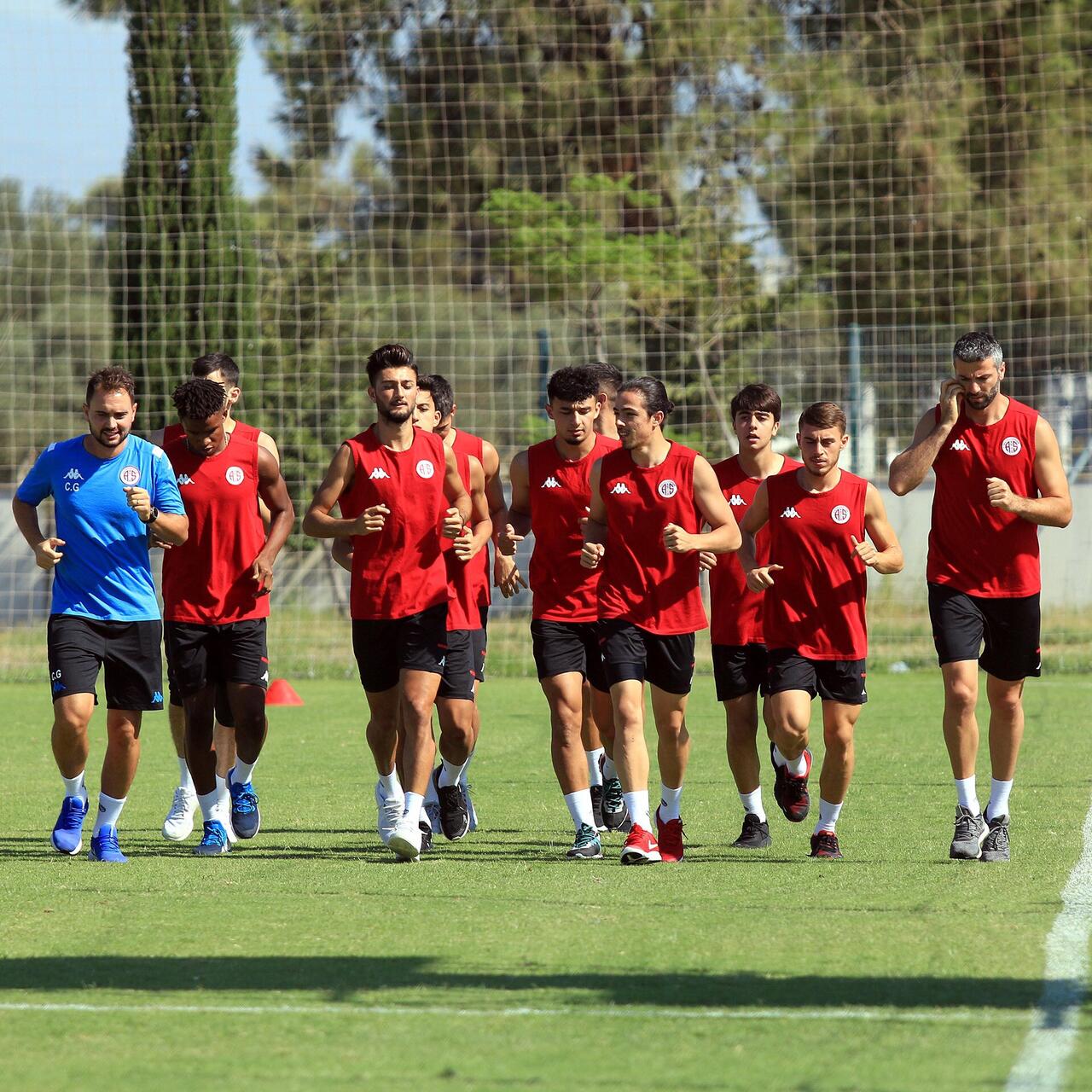 Antalyaspor 21 futbolcusunu kiraya gönderdi