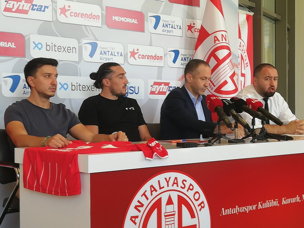 Crivelli imzayı attı