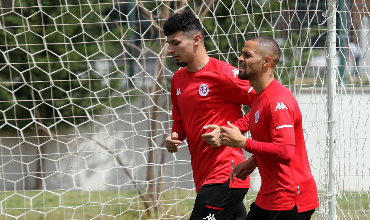 Antalyaspor deplasmanda boyun eğmiyor