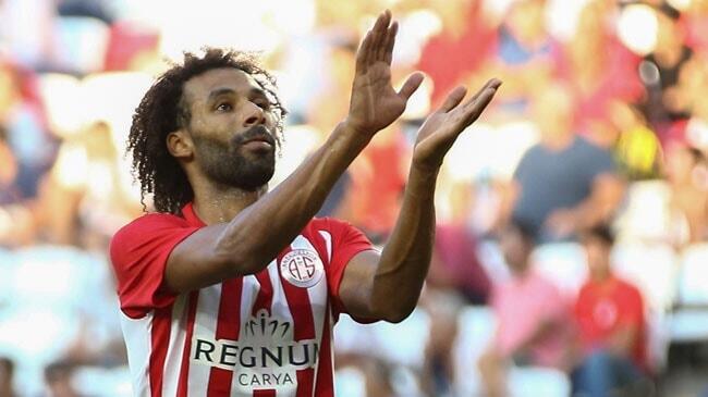 Nazım Sangare için Beşiktaş ve Galatasaray yarışıyor