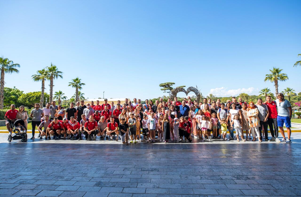 Antalyaspor Regnum’da aile fotoğrafı vererek ayrıldı