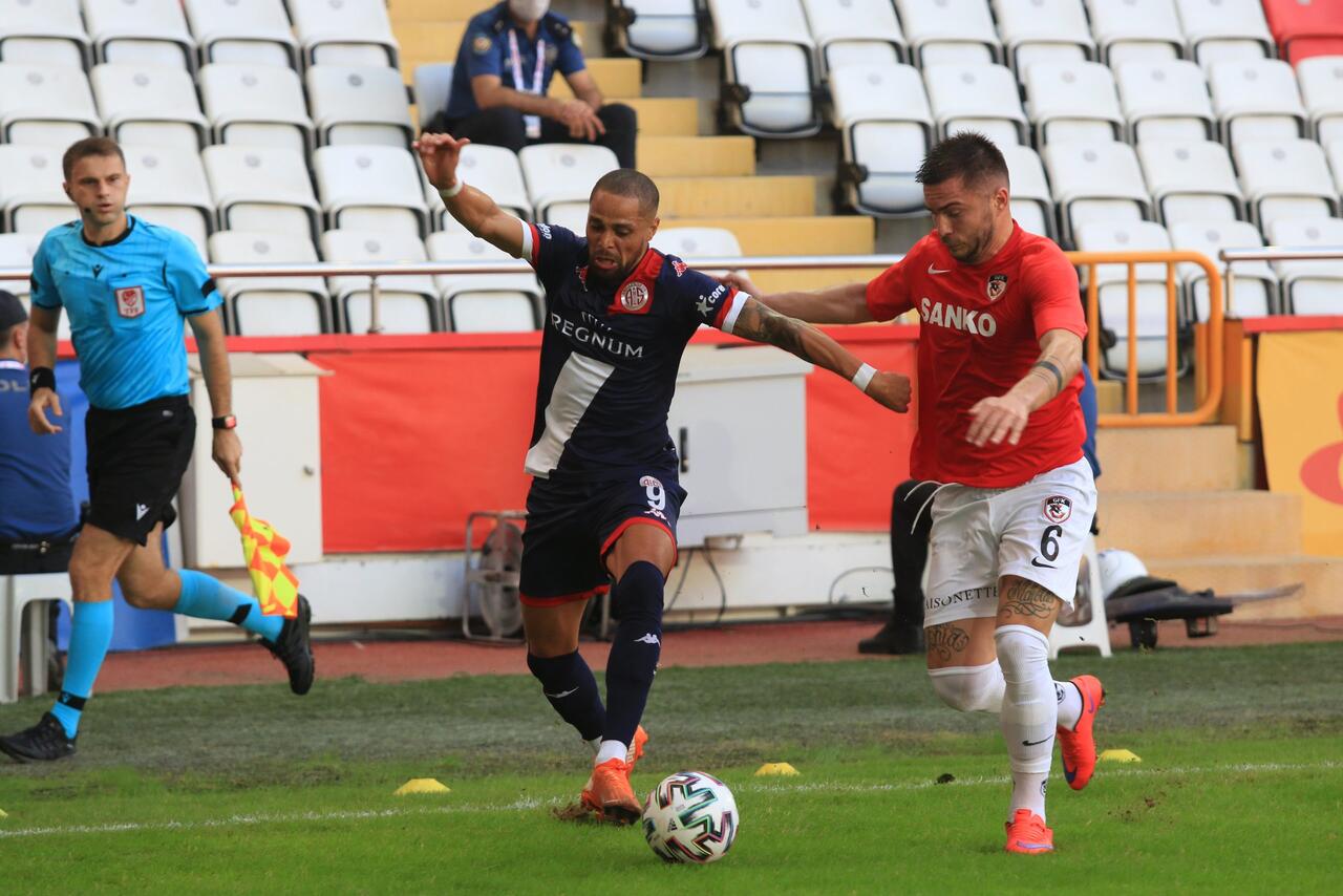 Sidney Sam hem attı hem atıldı