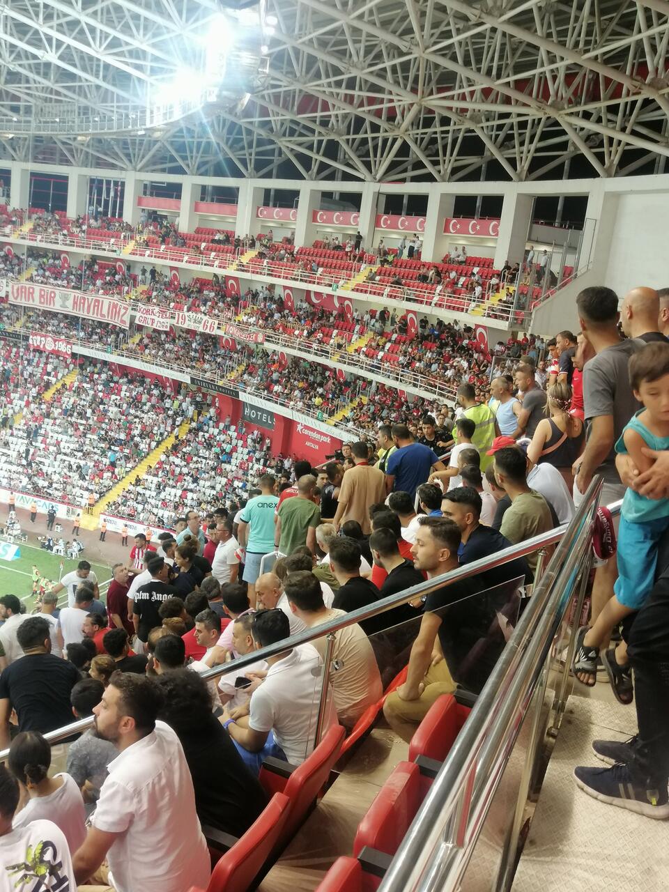 Galatasaray gol attı Antalyaspor tribünü karıştı